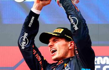 El piloto Max Verstappen celebra su victoria en el Gran Premio de Imola, en Italia. FOTO TOMADA @Max33Verstappen