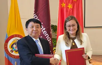 Luo Wen, ministro de la Administración Estatal para la Regulación de Mercado de la República Popular China y Cielo Rusinque, superintendente de Industria y Comercio de Colombia. Foto: Cortesía