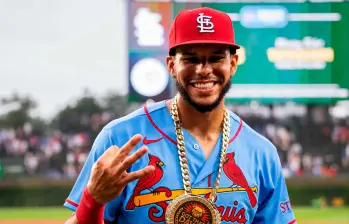 Joshua Báez hizo historia en el Wrigley Field al convertirse en el primer jugador en conectar tres jonrones en su partido debut en las Grandes Ligas. FOTO: @Cardinals