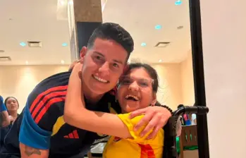 Molly y su fraterno encuentro con James Rodríguez, quien ya luce las pulseras que la niña de Yumbo, Valle, diseña. Foto: @GolCaracol