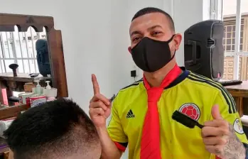 Elder José Arteaga Hernández (“el Costeño” o “Chipi”), en los días en que motilaba clientes en una barbería de Bogotá. FOTO: TOMADA DE INSTAGRAM.