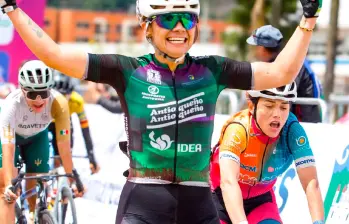 Lina Hernández celebró en la primera etapa de la Vuelta a Colombia Femenina-2026. FOTO CORTESÍA ÁNDERSON BONILLA