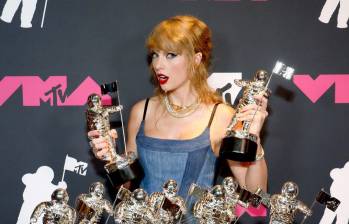 Taylo Swift posando con sus nueve premios MTV Video Music Awards. FOTO: REDES SOCIALES