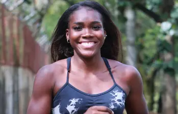Tras derribar una marca mítica con un registro de 11,17 segundos, la velocista María Camila Maturana apunta ahora a los grandes escenarios de Europa. Se entrena por estos días en la Universidad de Antioquia. FOTO Manuel Saldarriaga