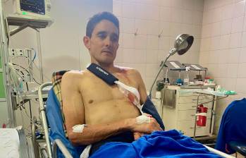 El corredor colomboespañol, Óscar Sevilla, mientras es atendido en la clínica tras sufrir una caída en el cierre de la tercera etapa del Tour Colombia. FOTO CORTESÍA TEAM MEDELLIN 