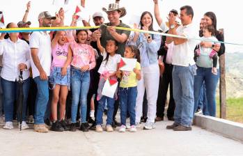 El alcalde de Marinilla, Julio Serna, no ha parado de inaugurar obras para la comunidad. Foto: Cortesía