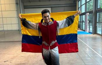 Jeshua exhibe la bandera de Colombia en la celebración de su medalla de plata ganada en el patinaje artístico en Italia. FOTOS CORTESÍA FEDEPATIN 