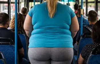 Una persona con sobrepeso interpuso acción de tutela ante la negativa de operadoras de buses para montarse por la puerta de atrás. Foto: Magnific