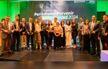 El grupo de ganadores de la tercera versión de los Premios de Periodismo Porvenir a la Sostenibilidad, en compañía del presidente de Porvenir, Miguel Largacha Martínez, y de la decana de la Facultad de Comunicaciones de la Universidad de Antioquia, Olga Vallejo. Foto: Cortesía