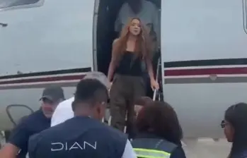 Shakira y el filántropo Howard Buffett llegaron a Quibdó para apoyar a las familias damnificadas y recorrer barrios y colegios afectados por el terremoto. FOTO captura de video