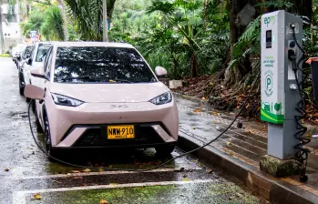 Las ventas de vehículos eléctricos crecieron 304% en Colombia durante abril de 2026. FOTO JULIO CÉSAR HERRERA