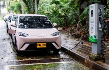 Usuarios reportan filas de hasta cuatro horas en estaciones de carga por la baja disponibilidad de puntos en el país. FOTO: EL COLOMBIANO
