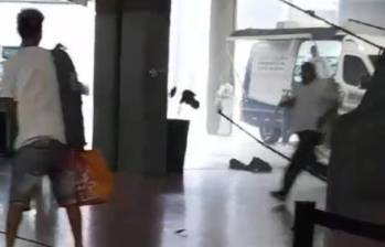Momentos antes de que la carpa se metiera a la Terminal del Sur. FOTO: Cortesía Denuncias Antioquia