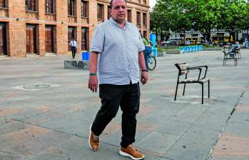 John Fernando Mesa iba a ser futbolista pero terminó estudiando historia e involucrándose en temas de derechos humanos y paz. Ha sabido combinar esas luchas con su trabajo profesional. FOTO: Esneyder Gutiérrez