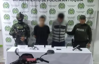 A los hombres capturados les incautaron un arma de fuego y una motocicleta. FOTO: POLICÍA NACIONAL