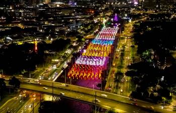 Una de las sorpresas más esperadas de la noche fue el árbol navideño de 25 metros, decorado con orquídeas y ambientado con imágenes proyectadas. FOTO: Camilo Suárez
