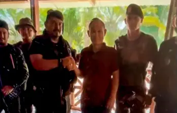 En el centro, con camiseta granate, Jixing Zhang, empresario chino. FOTO: CAPTURA DE VIDEO