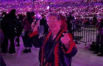 La historia de la “Abuela Army” terminó convirtiéndose también en una celebración de su propia relación con la música y con una comunidad que encontró años después de lo que habitualmente se considera la edad de descubrir nuevas pasiones. FOTO: Tomada de IG.