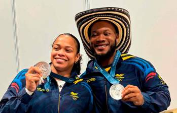 Maria Leivis Sánchez y Yeison López celebrando con sus medallas de plata, logradas en las pesas de los Juegos Olímpicos en París. FOTO EC