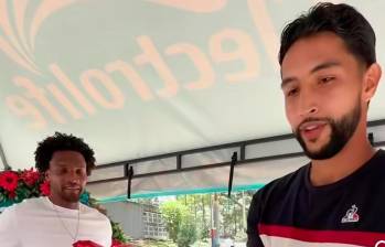 En la imagen se ve a Didier Moreno y Jeison Medina recibiendo donaciones para los afectados por el terremoto. FOTO PANTALLAZO TOMADO DEL INSTAGRAM OFICIAL DEL DIM
