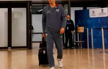 El técnico de Sao Paulo, Hernán Crespo, tras su arribo al aeropuerto de Rionegro. FOTO SAO PAULO