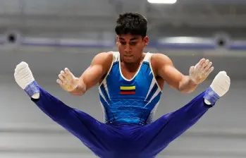 Camilo Vera, en una de sus presentaciones en barras paralelas, una de sus especialidades. CORTESÍA LA OPINIÓN DE CÚCUTA