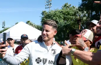James se está poniendo a punto para su debut y mientras tanto comparte con los aficionados. FOTO @MNUFC