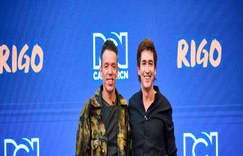 Imagen de Rigoberto Urán al lado de Juan Pablo Urrego, protagonista de Rigo, que se estrena este lunes 9 de octubre en RCN y Prime Video. FOTO Cortesía RCN TV