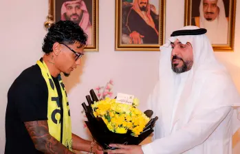 Uno de los jeques dueños del Al-Ittihad dándole la bienvenida a Richard Ríos. FOTO @ittihad_en