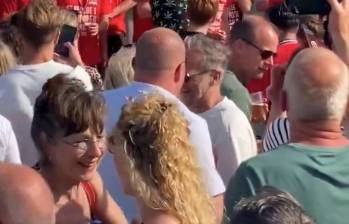 El árbitro Jan Smit llegó a levantar el trofeo en la celebración de los futbolistas del St George. FOTO: Captura de video