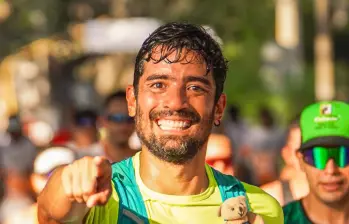 Mauro no corre solo. Corre con el osito que le dejó su hijo fallecido Tomás. Foto: Cortesía. 