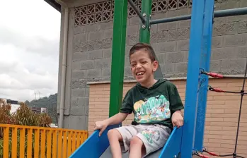 Emiliano tiene 8 años y fue diganosticado con la enfermedad cuando tenía 14 meses. Las fotos se publican con autorización de los padres. 