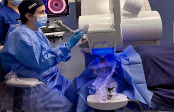 La Suite Refractiva de ZEISS tiene los equipos último modelo MEL 90 y VISUMAX 800, dos sistemas de tecnología alemana para realizar procedimientos láser para corregir miopía, presbicia, hipermetropía y astigmatismo. 
