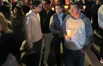 Los ciudadanos se reúnen a las afueras de la Fundación Santa Fe. FOTO: El Colombiano