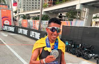 Mauricio González con la medalla que lo acredita como en ganador en Miami. FOTO @kaufsports