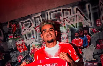 Luis Díaz presentando la camiseta que portará en el Bayern de Múnich. FOTO BAYERN MUNICH
