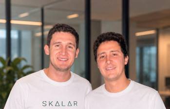Sebastián Cárdenas y Daniel Castrillón, amigos desde el colegio, convirtieron su relación en una sociedad para emprender en el sector fintech. FOTO CORTESÍA