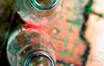 Las botellas de gaseosas son usadas recurrentemente en el Urabá antioqueño para reenvasar pesticidas y otros productos químicos, situación que provocó la muerte del menor en Turbo. FOTO: ARCHIVO