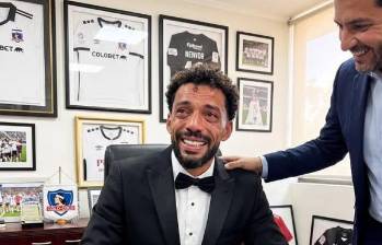 Vozinha firmando entre lágrimas su contrato con Colo-Colo. Foto: @Colocolo