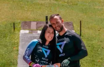 Mariana y Vicent serán padres y así anunciaron la noticia en las redes sociales. FOTO PANTALLAZO
