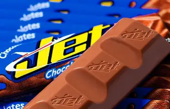 La Compañía Nacional de Chocolates anunció que las tradicionales chocolatinas de cuadritos y empaque azul bajan de precio. FOTO: Colprensa