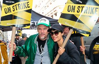 Las protestas siguen en Hollywood. En este caso los actores Ethan Hawke y Rosario Dawson protestaron ayer con carteles frente al edificio de HBO en la ciudad de Nueva York. FOTO getty