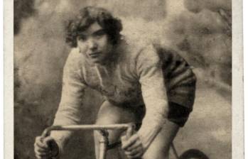 La ciclista italiana Alfonsina Starda fue la primera mujer que corrió el Giro de Lombardía en 1917. Ocho años atrás había establecido el récord de la hora femenino. FOTO: Getty