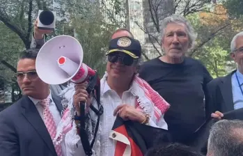 El presidente Gustavo Petro, de guayabera blanca, junto con Roger Waters, de camiseta negra. FOTO: Tomada de redes sociales Roger Waters
