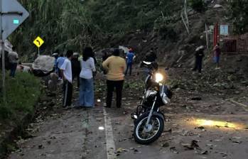 EL paso quedó completamente bloqueado a la altura del sector Los Blanqueados. FOTO: Cortesía Denuncias Antioquia