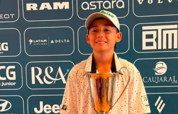 Tomás, con el trofeo del título Nacional Infantil en sus brazos. FOTO CORTESÍA FEDEGOLF