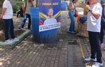 A un costado del parque San Antonio, había un grupo de personas recogiendo firmas para la Asamblea Nacional Constituyente, con una imagen del presidente Petro. FOTO: El Colombiano.