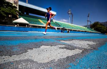 En los alrededores de algunos escenarios deportivos de la unidad deportiva Atanasio Girardot las redes de alcantarillas están rotas mostrando la falta de mantenimiento y un abandono casi total. Foto: Jaime Pérez