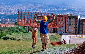 Entre los sectores que impulsaron estos resultados están la administración pública, educación y salud, con una contribución de 1,5 puntos porcentuales, seguidos por la industria manufacturera con 1,4 puntos y la construcción con 0,8 puntos. FOTO: Juan Antonio Sánchez