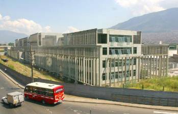 La reducción de cuatro despachos de crimen organizado de la Fiscalía en Medellín (quedaría con seis), cada uno con más de 114 procesos, según el concejal Andrés Tobón generará una sobrecarga en las investigaciones. Foto EL COLOMBIANO